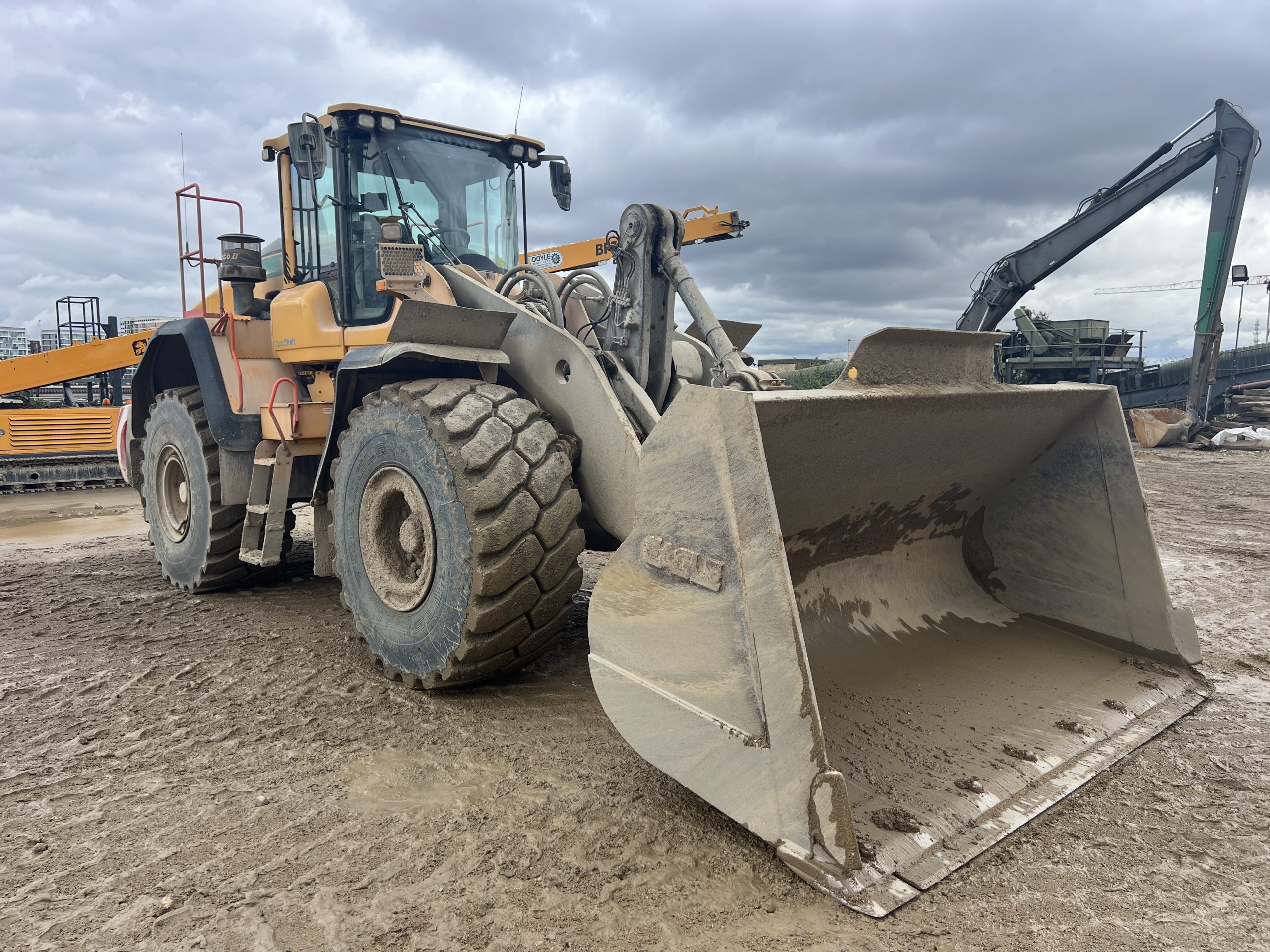 VOLVO L180H LOADING SHOVEL - used plant for sale at J Hawes Ltd - view 2