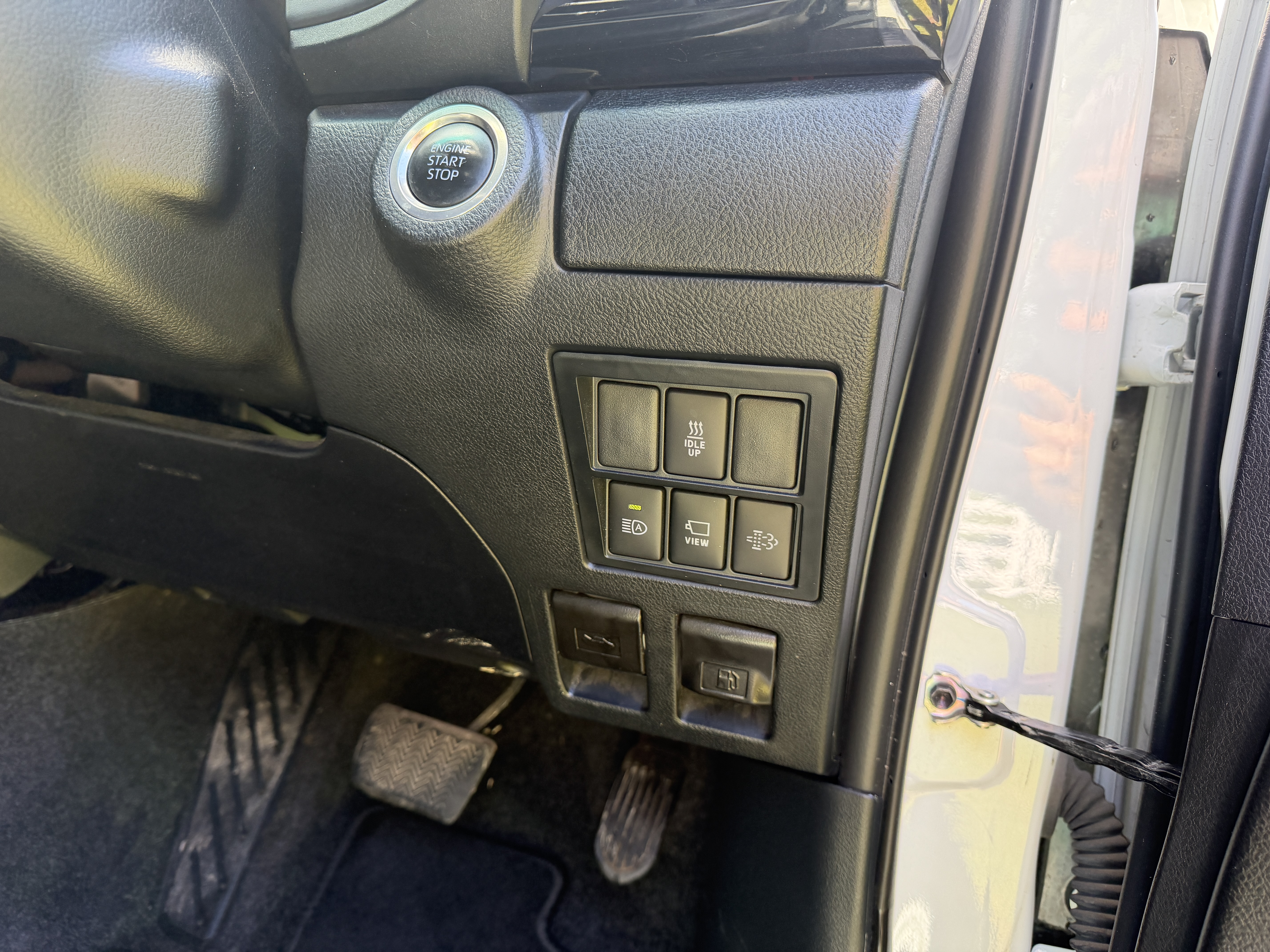 TOYOTA HILUX INVINCIBLE X 2.8 D-4D HYBRID 48V AUTO - used trucks for sale at J Hawes Ltd - view 16