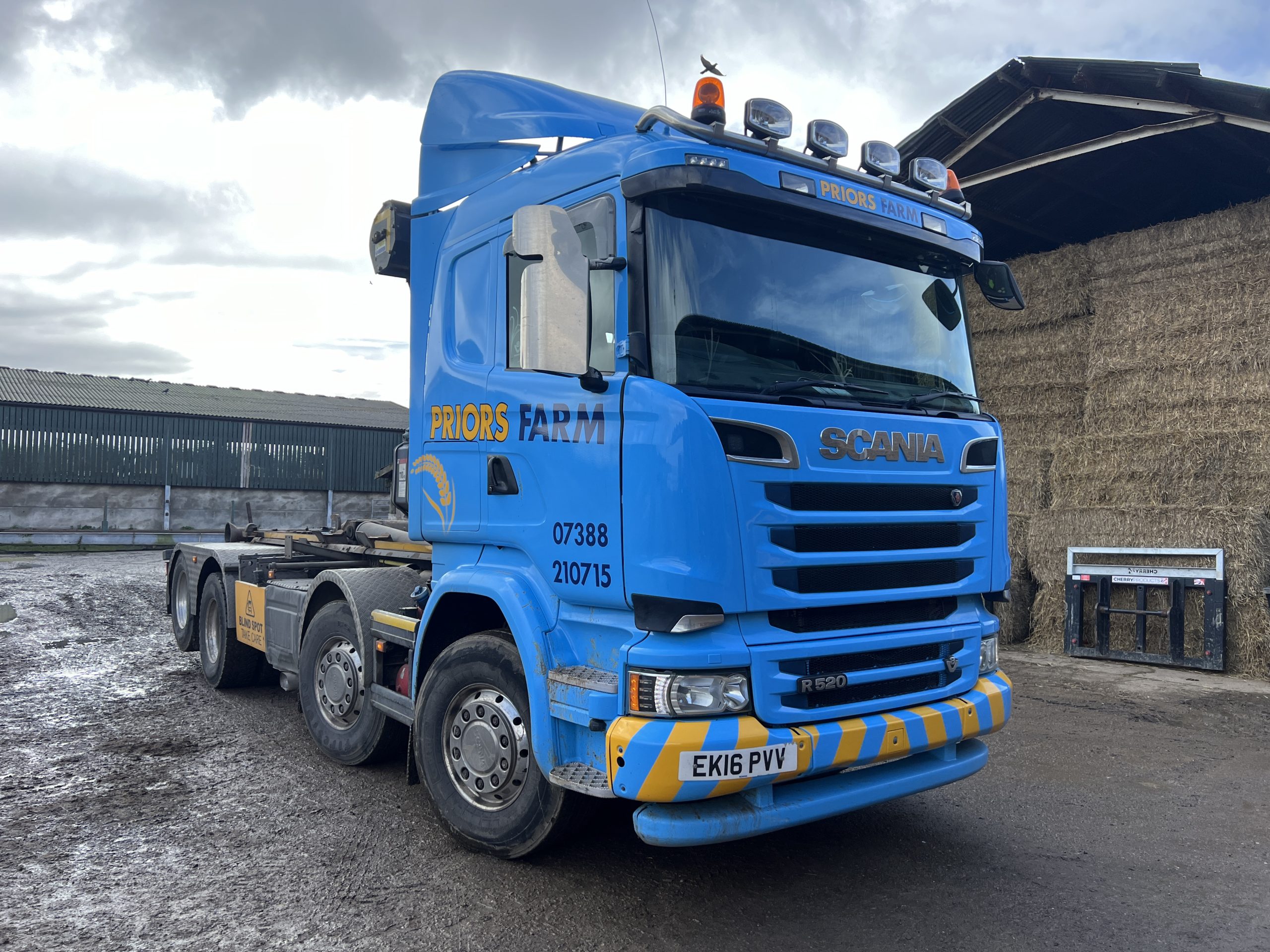 SCANIA 520 V8 HOOK LORRY 2016 - used trucks for sale at J Hawes Ltd - view 2