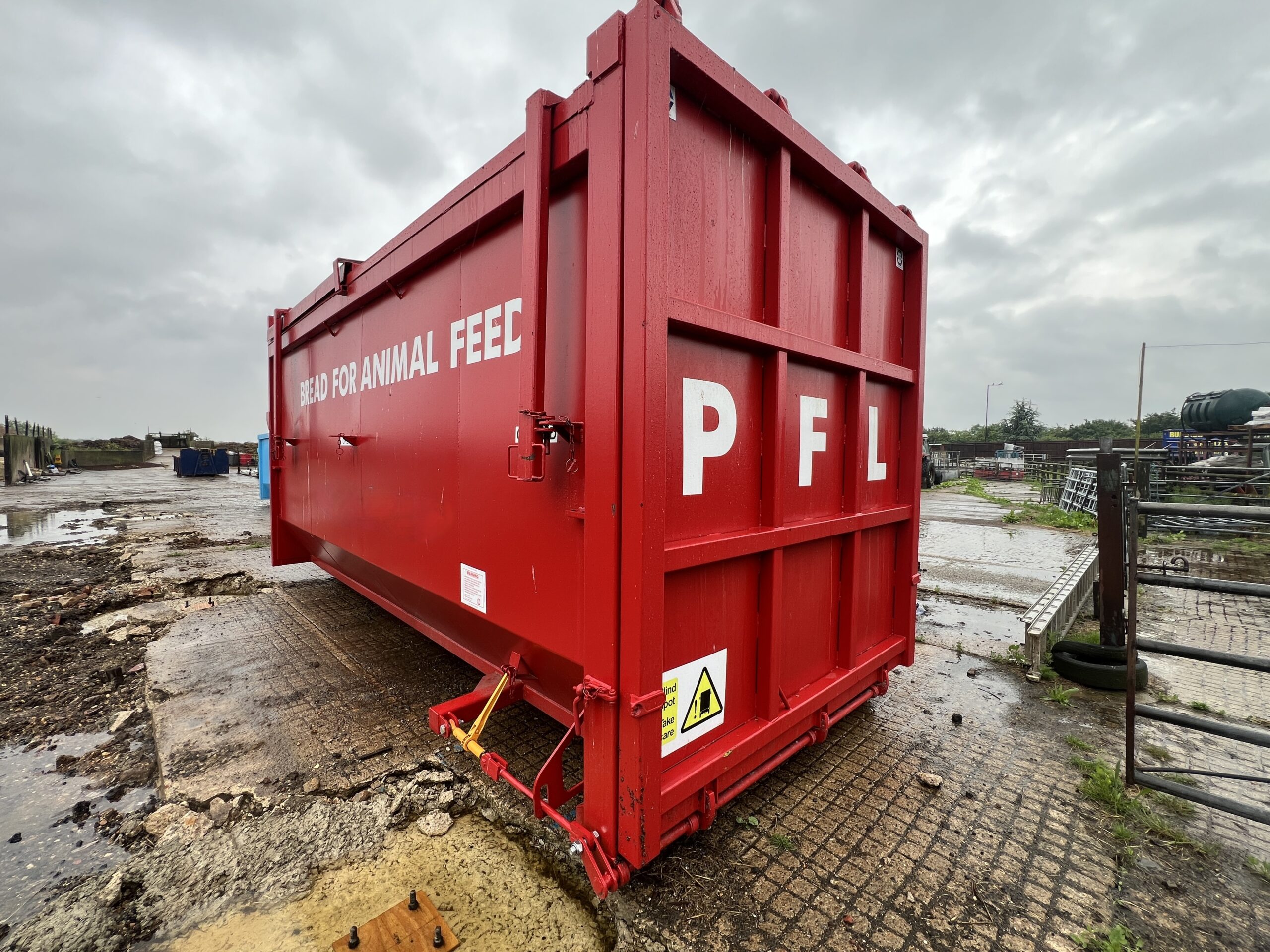40YRD INCLOSED HOOK BINS 2024 - used attachments & accessories for sale at J Hawes Ltd - view 4