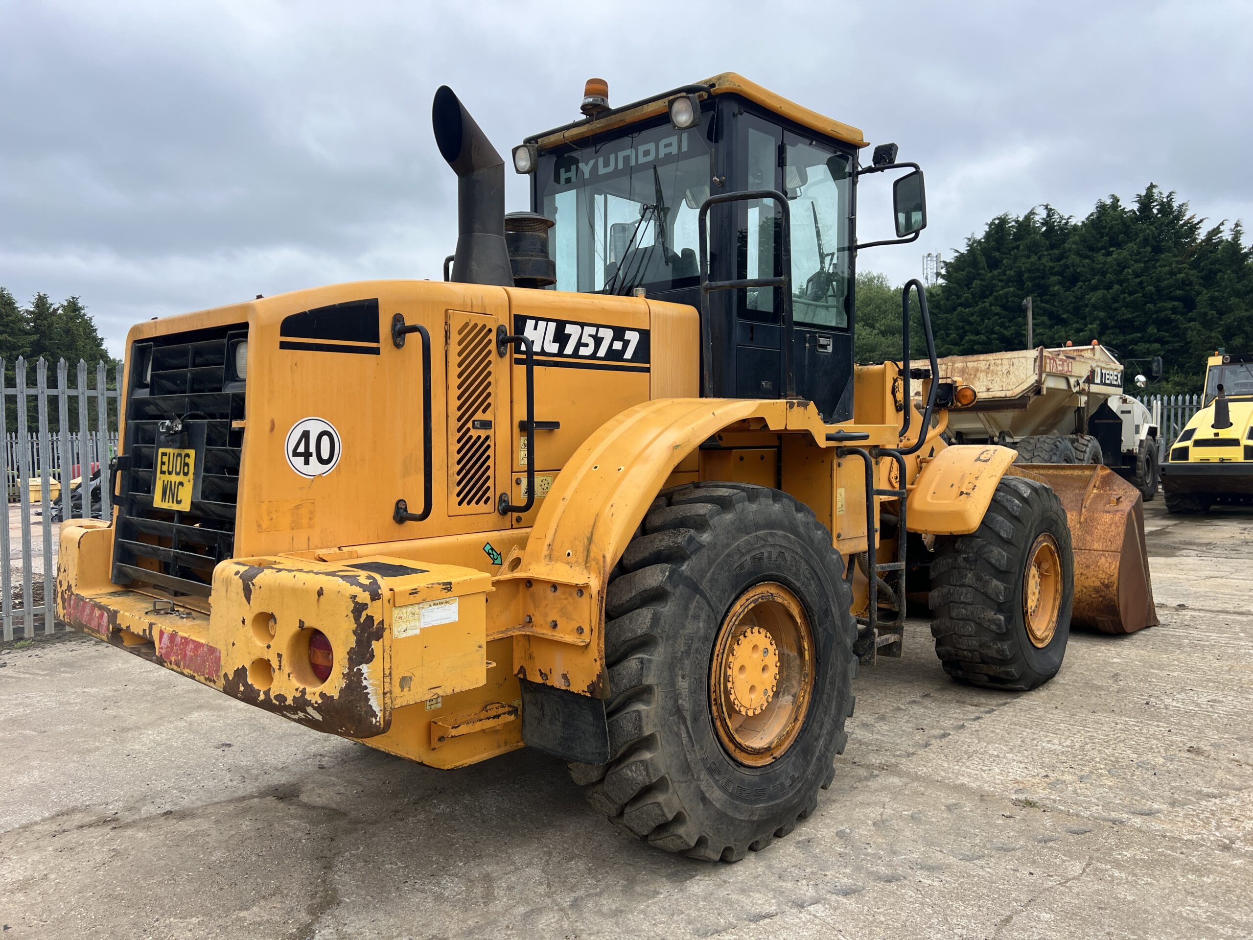 HYUNDAI HL757-7 SHOVEL 2006 - used plant for sale at J Hawes Ltd - view 5