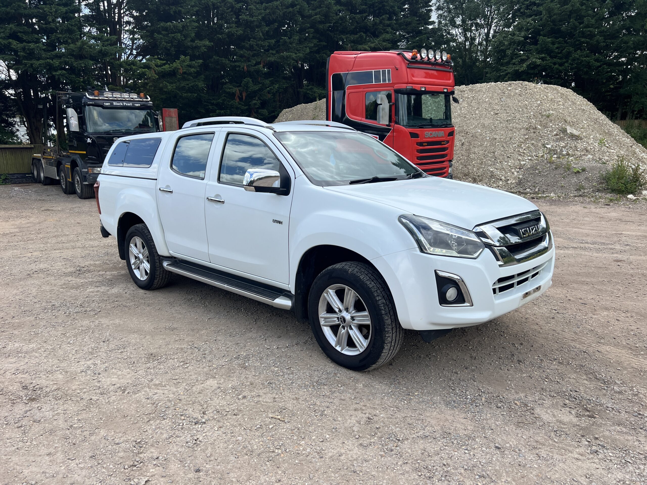 ISUZU D-MAX PICK UP - used trucks for sale at J Hawes Ltd - view 2